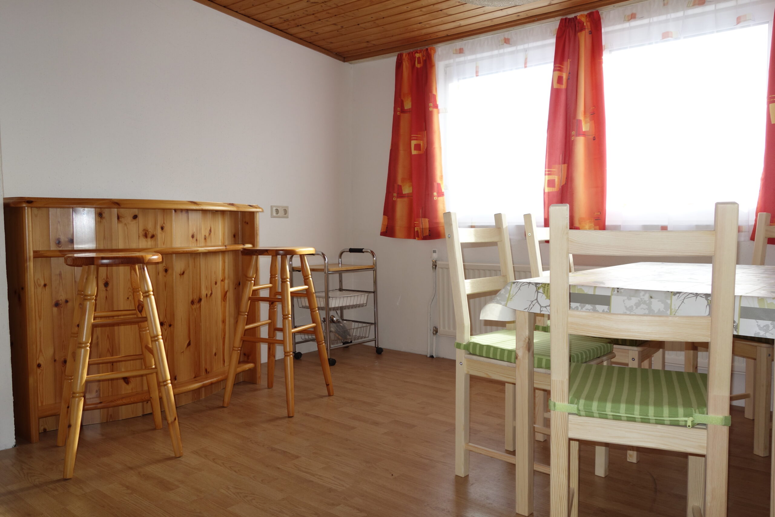 Küche und Aufenthaltsbereich des Apartments Fohnsdorf DL