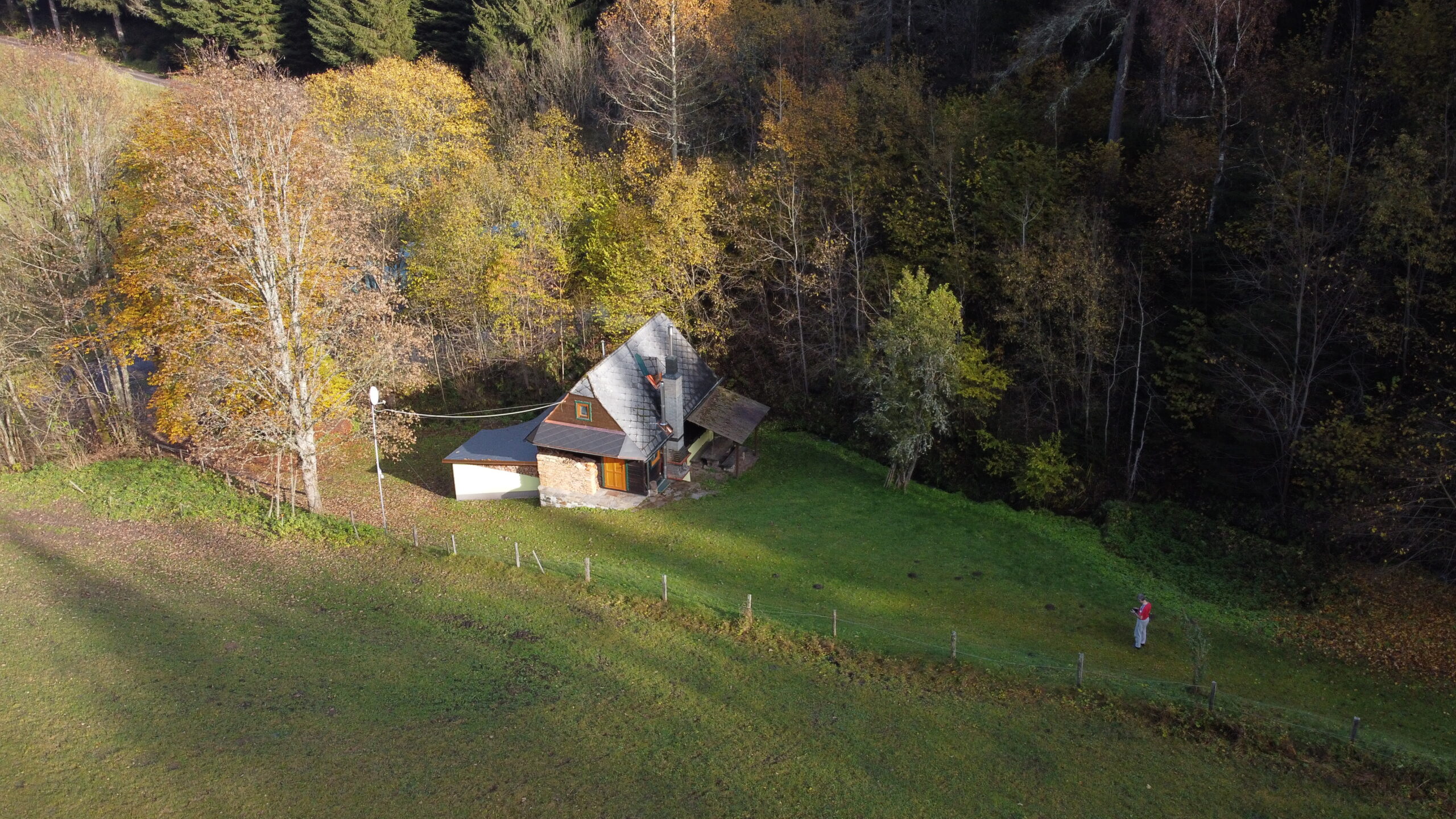 Die ehemalige Mühle in Alleinlage zwischen Wiesen und Wald